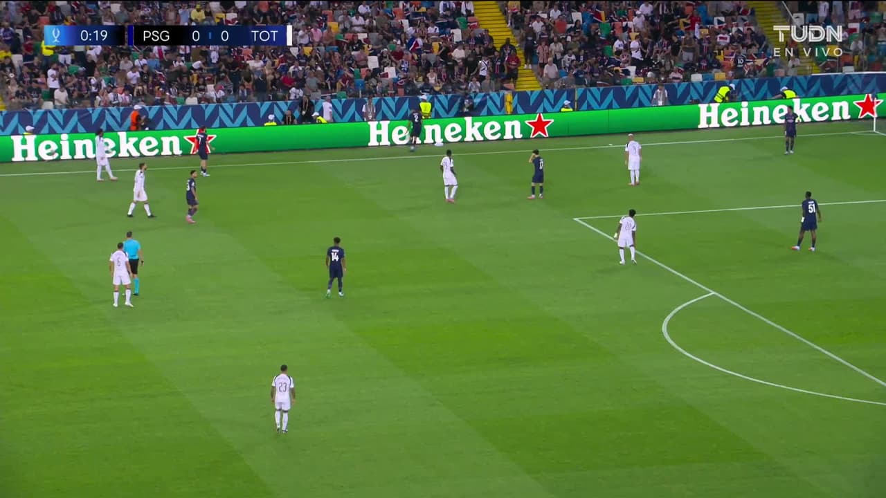 Arranca el partido y la pelota está en juego.