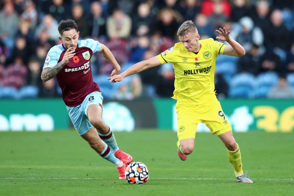 Arsenal soprendes al Leicester en su casa y les pegan 0-2, Burnley vence 3-1 al recien ascendido Brentford, Liverpool tropieza y empatan 2-2 en casa frente al Brighton, Manchester City también tropieza y caen 0-2 frente al Crystal Palace, Reece James comanda la victoria 0-3 del Chelsea sobre el Newcastle United y Watford cae por la mínima (0-1) frente al Southampton.