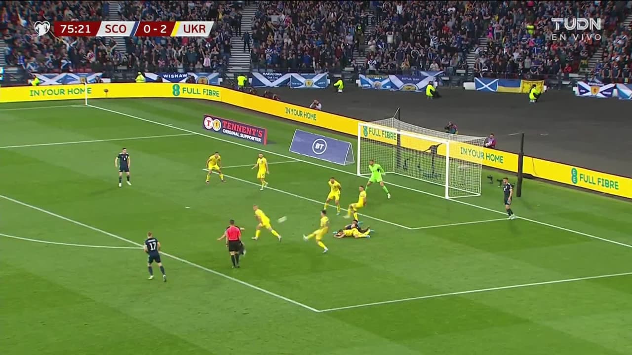 ¡TIRO ATAJADO! disparo por Che Adams.