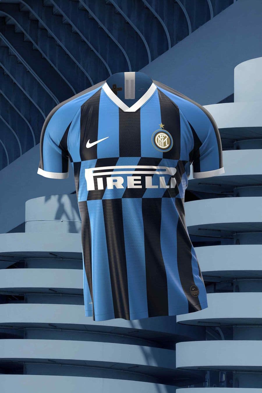 La nueva playera del Inter de Milán ha salido a la luz pública y ha reafirmado la polémica por sus franjas digonales en el pecho que le hacen homenaje al jersey away de la temporada 1989/90. Además, dicho detalle también estará presente en algunas de las prendas de presentación. El equipo italiano, en un gran gesto con su equipo femenil, decidió que ellas fueran las protagonistas en este lanzamiento.
