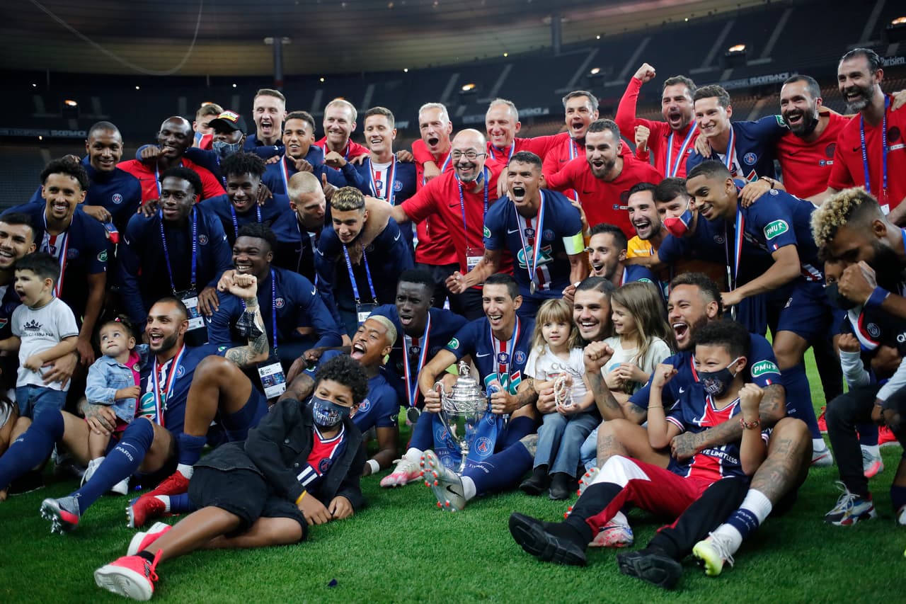 El Stade de France fue testigo de los festejos del PSG al conseguir su decimotercera Copa. El francés Mbappé festejó en muletas tras la terrible lesión que sufrió durante el partido.