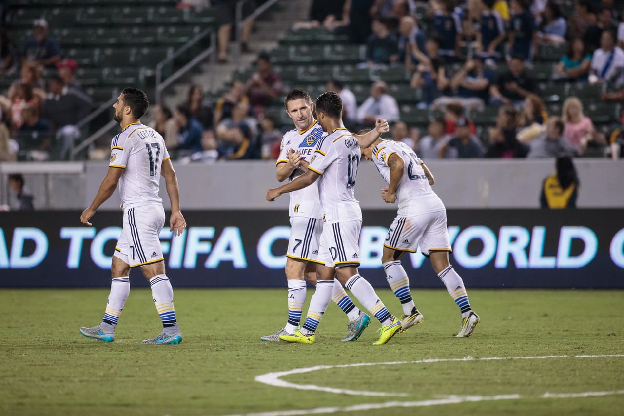 Giovani dos Santos y Robbie Keane