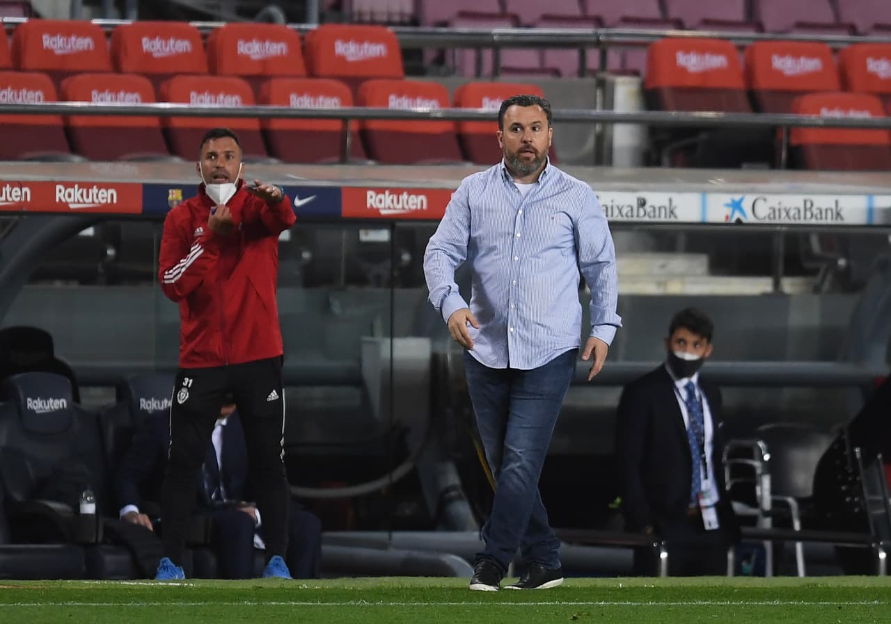 Árbitro acepta mano de Jordi Alba y DT de Valladolid explota