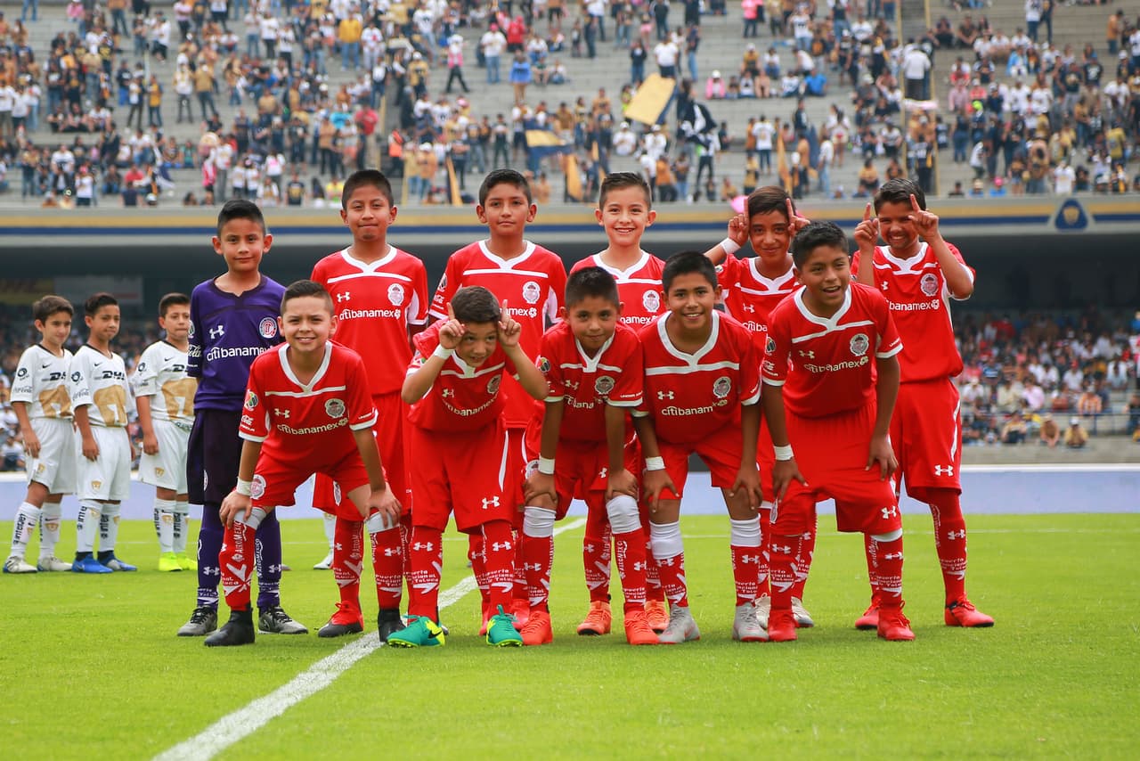Los niños fueron protagonistas al representar a Pumas y a Toluca como parte del previo del juego, con una niña árbitro, como parte de la fiesta del duelo de la Jornada 16 de la Liga MX.