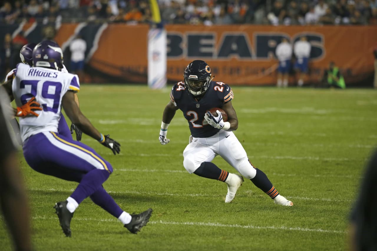 El corredor Jordan Howard llevó parte del peso de la ofensiva de los Bears, para aminorarle la presión a Trubisky, y produjo 76 de las 115 yardas terrestres del equipo.