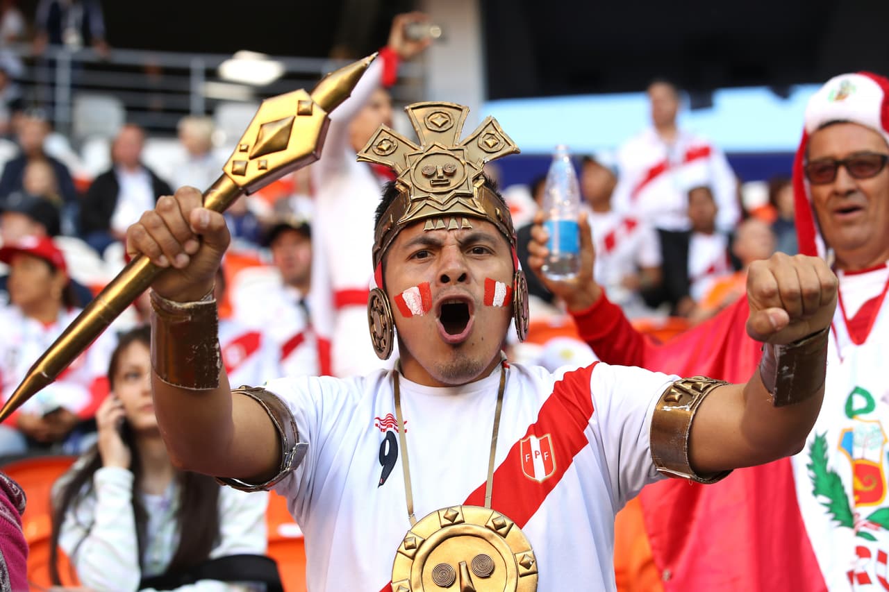 Perú y Dinamarca enmarcan con la pasión inca y el amor vikingo la colorida presencia y la fiesta de sus fanáticos en medio del partido del grupo C en el Mundial de Rusia 2018.