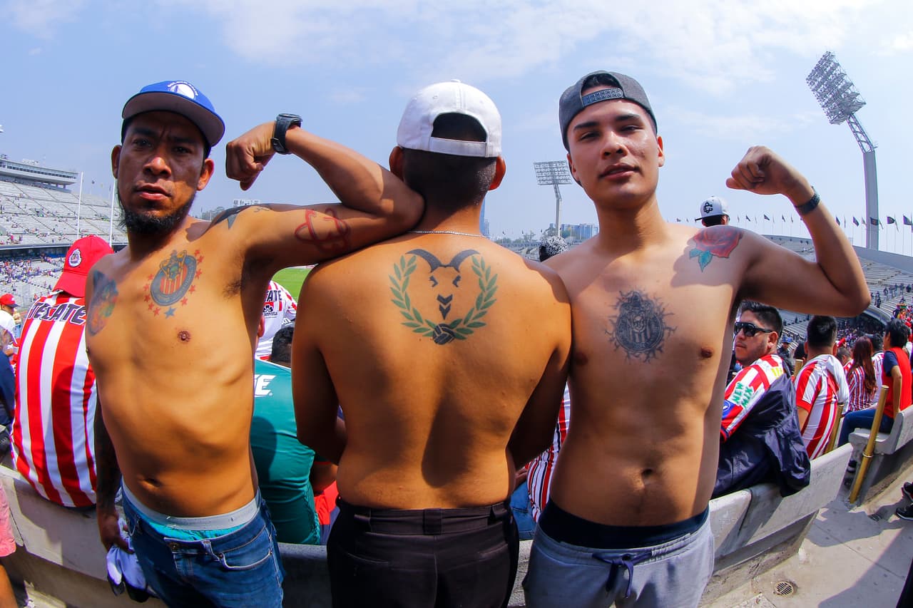 La pasión fluye entre los fanáticos de Pumas UNAM y Chivas de Guadalajara en el duelo de la Jornada 12 en el estadio Olímpico Universitario por el Clausura 2019 de la Liga MX.