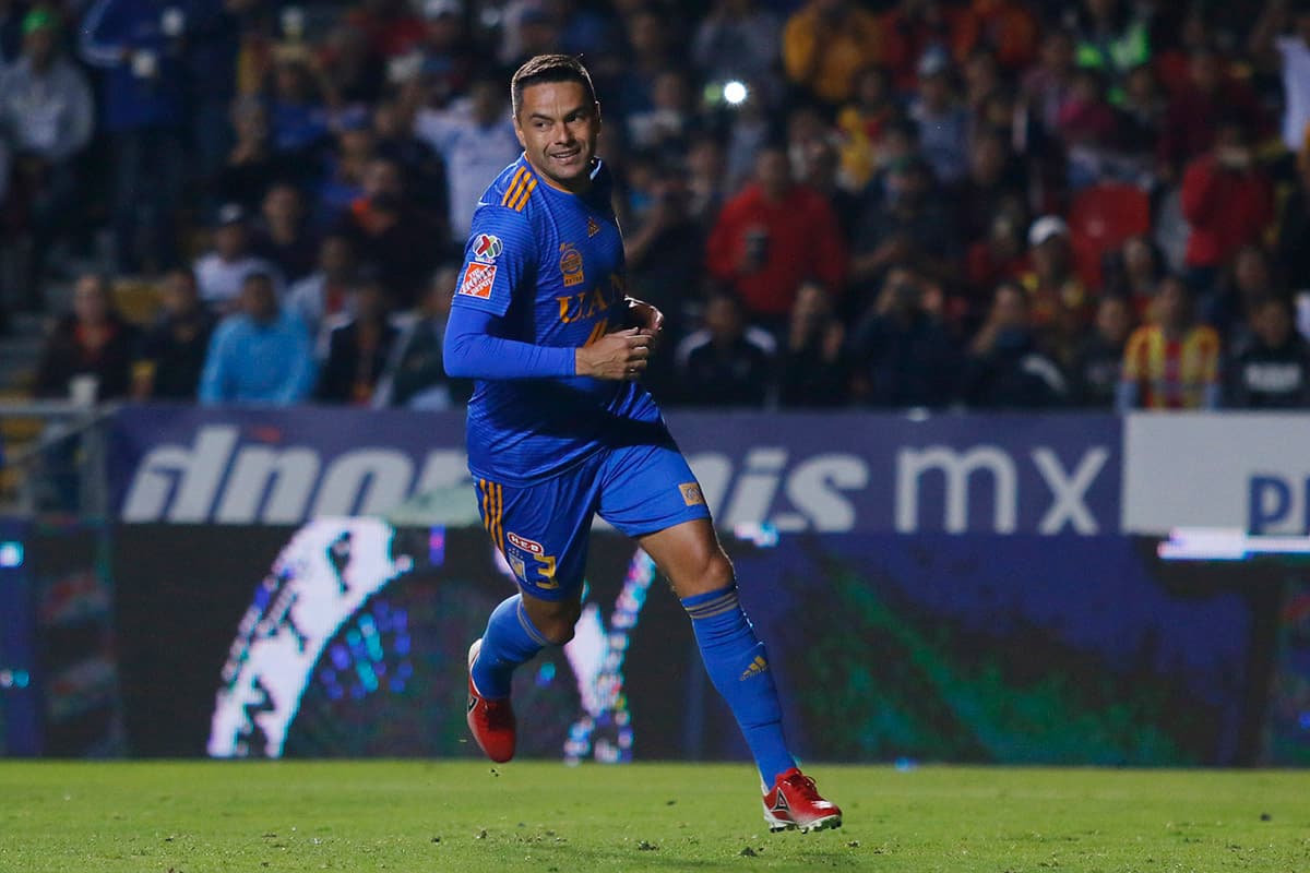 El defensa Juninho fue el encargado de anotar el penal al minuto 58 para darle ventaja a Tigres 1-0 sobre Monarcas.