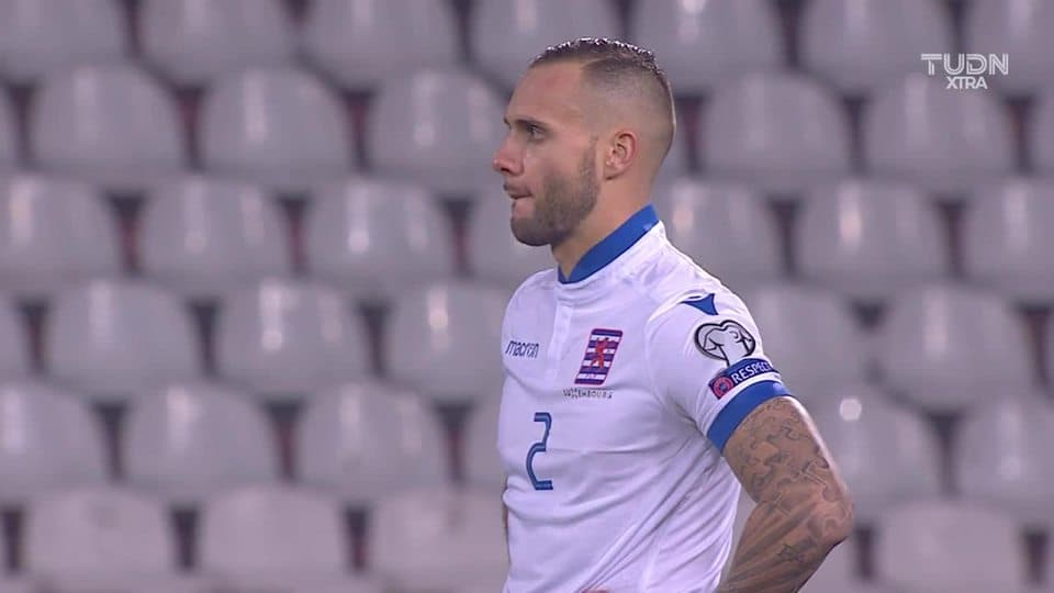 Arranca el partido y la pelota está en juego.