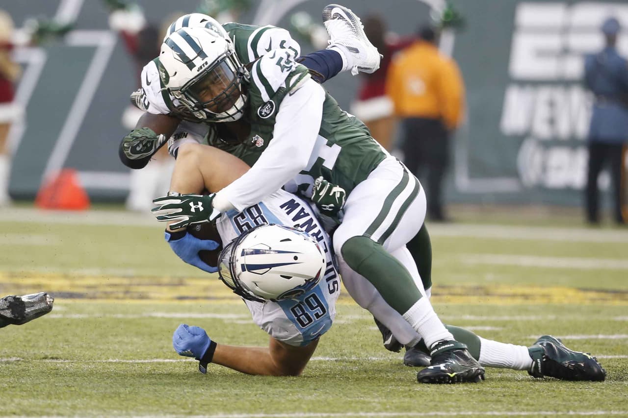 Ryan Fitzpatrick lanzó tres pases de touchdown y la defensiva de New York secó casi todo el partido a Marcus Mariota y a la ofensiva de Tennessee para que los Jets vencieran 30-8 a los Titans.
