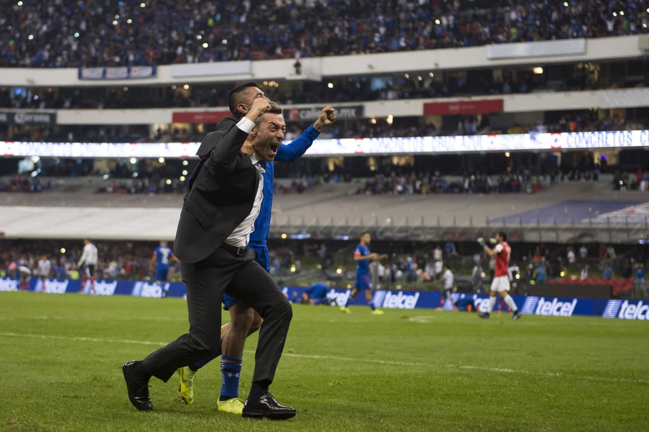 Caixinha se mantenía gritando y con el puño de la mano derecha en alto.