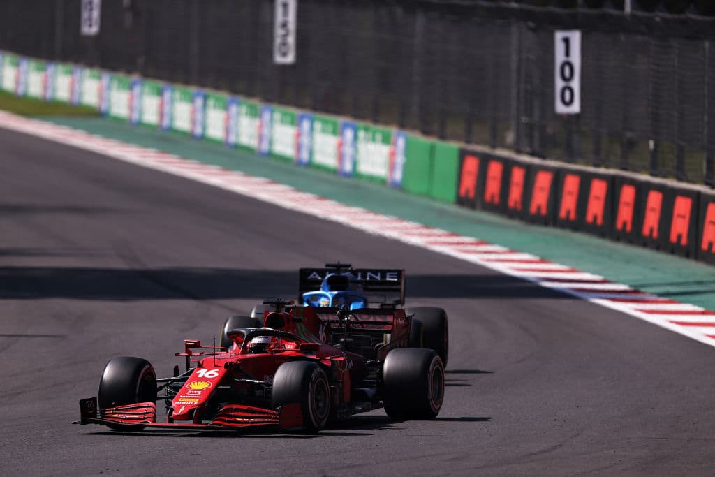 Red Bull hace el 1-3 con Max Verstappen en primer lugar y Sergio Pérez en tercero durante el Gran Premio de México en la Formula 1. Lewis Hamilton se quedó con la segunda posición durante la carrera. El mexicano logró subirse al podio en se casa.