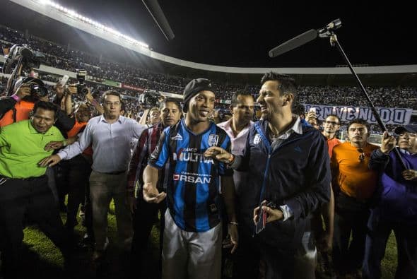 Al medio tiempo del duelo entre Querétaro y Puebla, Ronaldinho fue presentado a la afición de gallos. El brasileño fue vitoreado a pesar de no jugar.