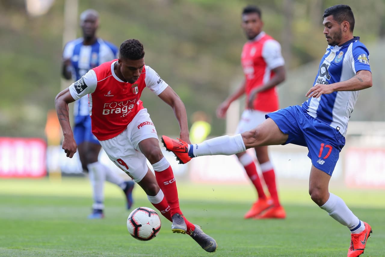 Jesús Corona, ausente con México en los pasados amistosos por molestias físicas, fue titular con Porto.