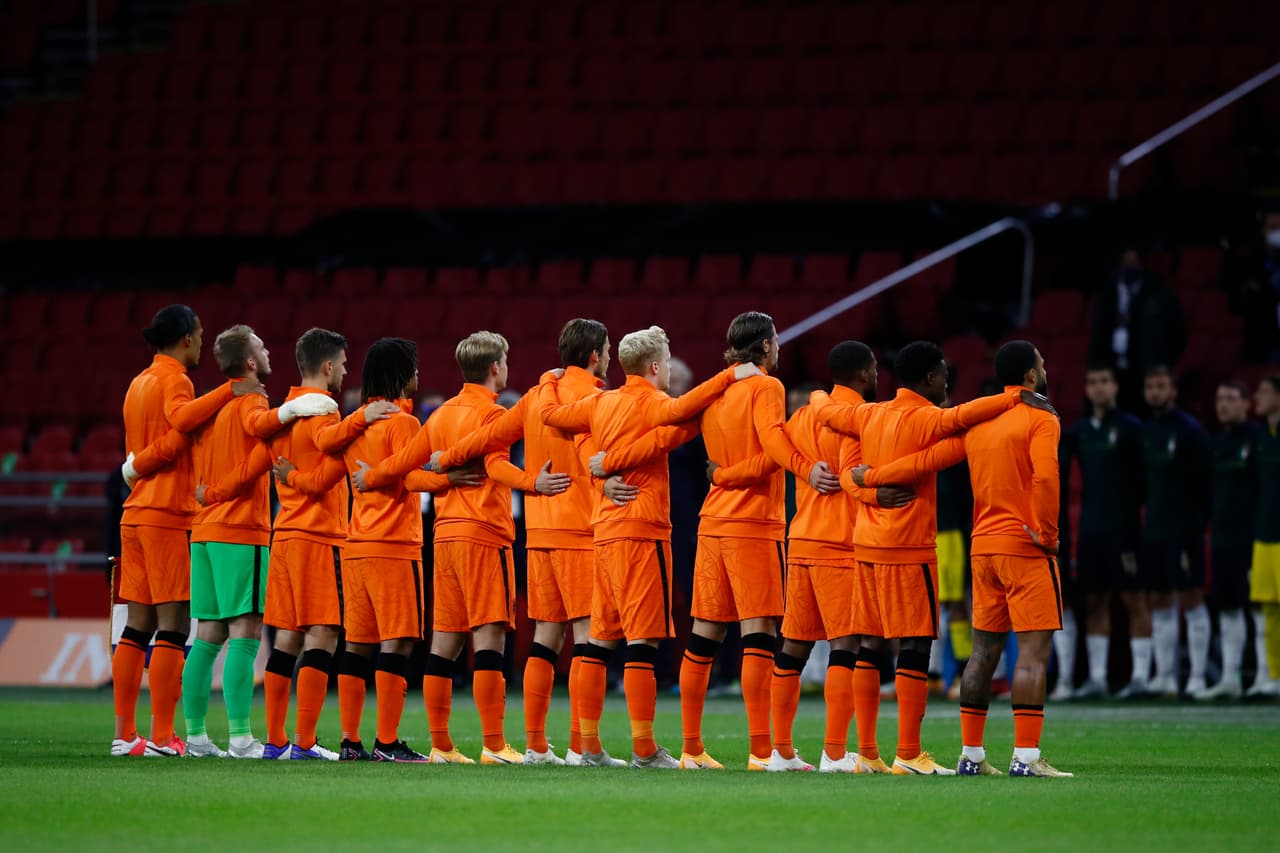 Italia inicia fuerte y registra el primer intento de gol.