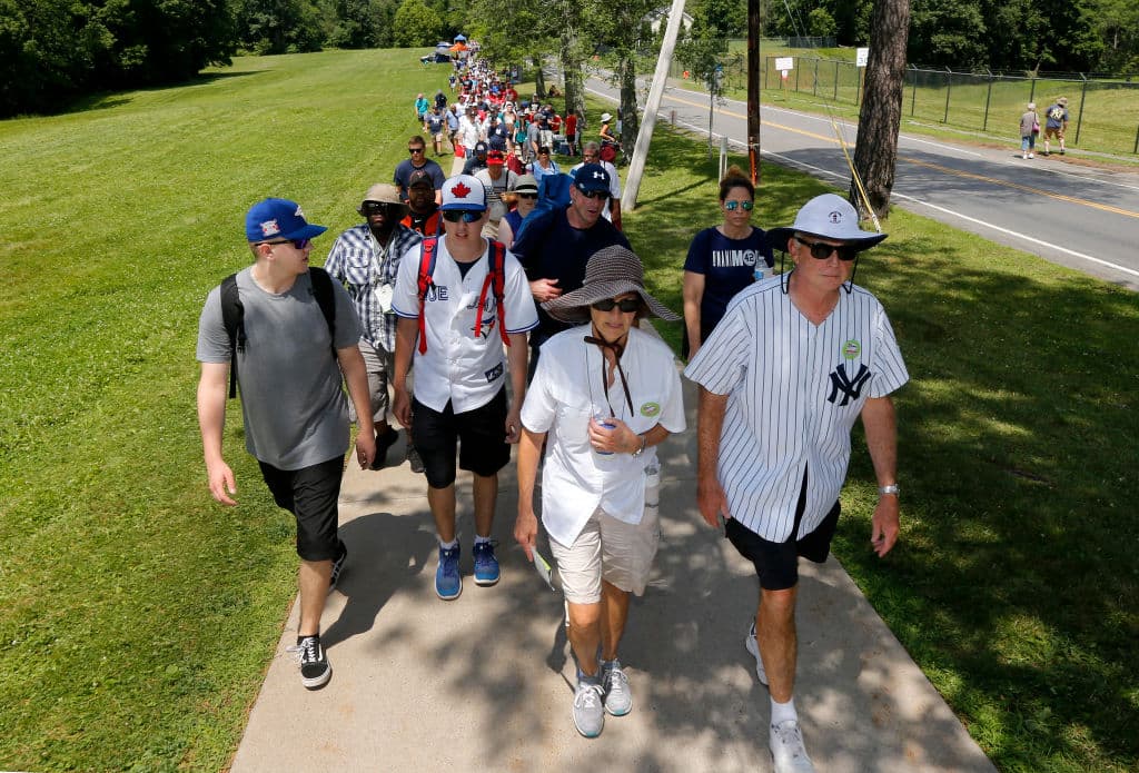 Entusiastas aficionados llegando a Cooperstown para ver a sus grandes ídolos ser exaltados al Salón de la Fama del béisbol.