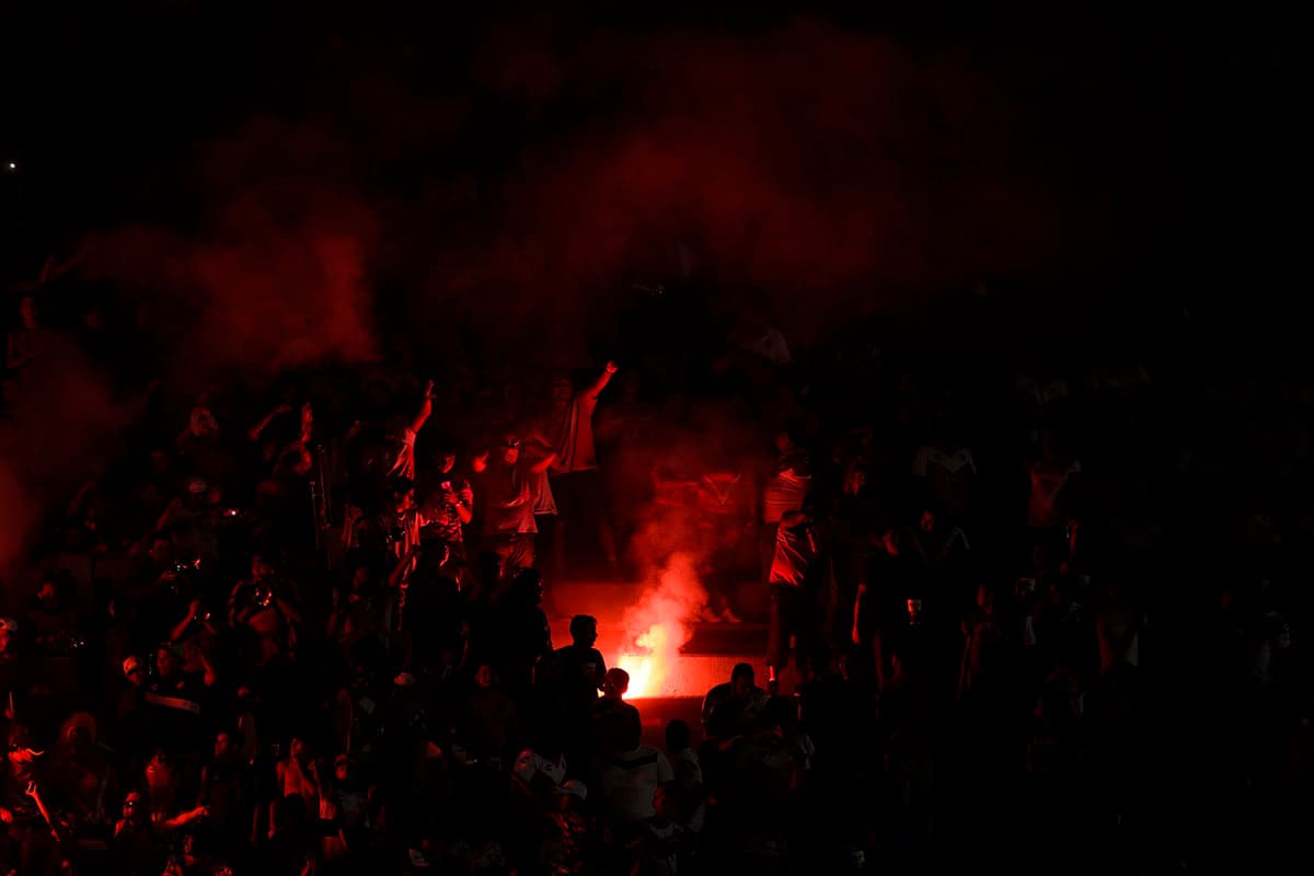 Los fanáticos de los Tiburones Rojos de Veracruz encendieron una bengala en las tribunas del Estadio Luis Pirata Fuente.