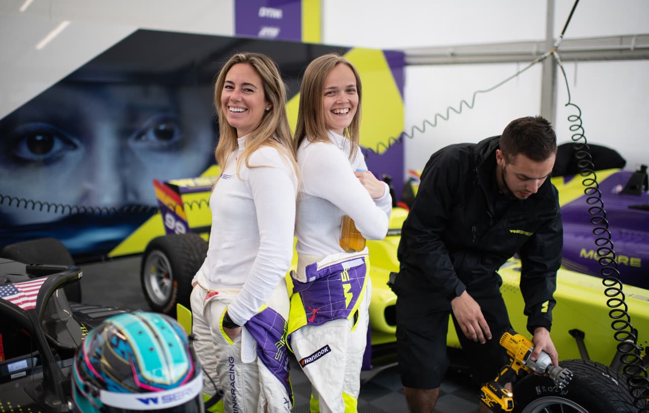 A partir de este viernes la polémica W Series, fórmula exclusiva para mujeres, dio inicio con las pruebas libres en Hockenheim, Alemania, donde el día domingo se correrá la primera válida del calendario. Las pilotos y sus equipos ya comenzaron a vivir esta novedosa experiencia que espera dar mucho de qué hablar.