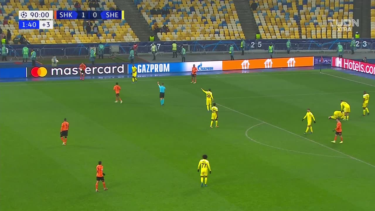 ¡TIRO ATAJADO! disparo por Mykhailo Mudryk.