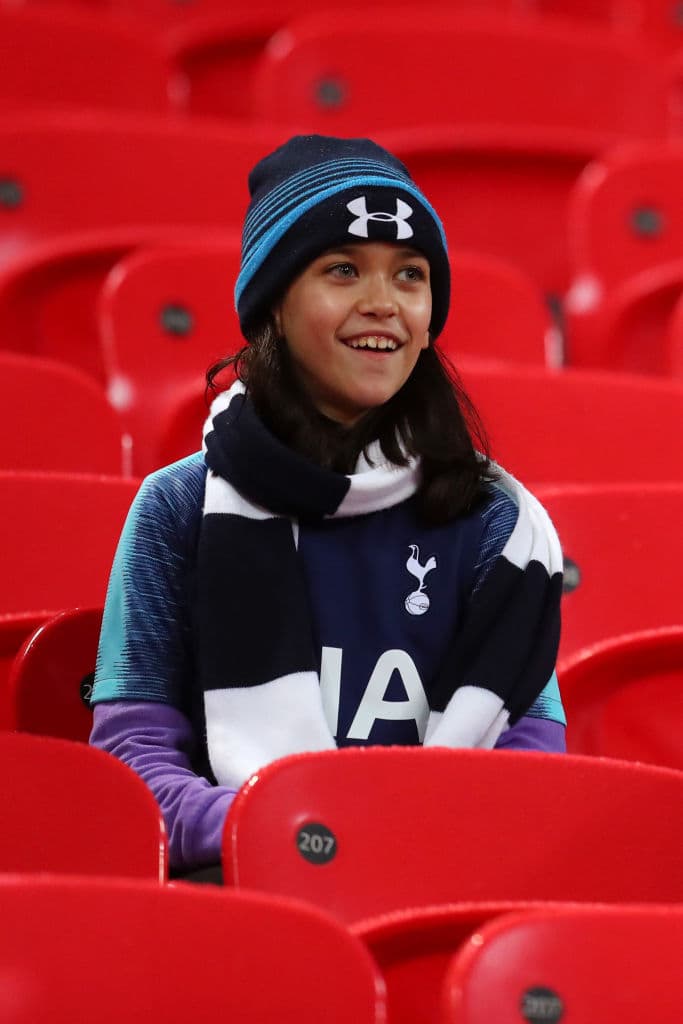 Una entusiasta y joven aficionada al Tottenham, esperemos que al final de los 90 minutos su sonrisa siga intacta o se acentúe.