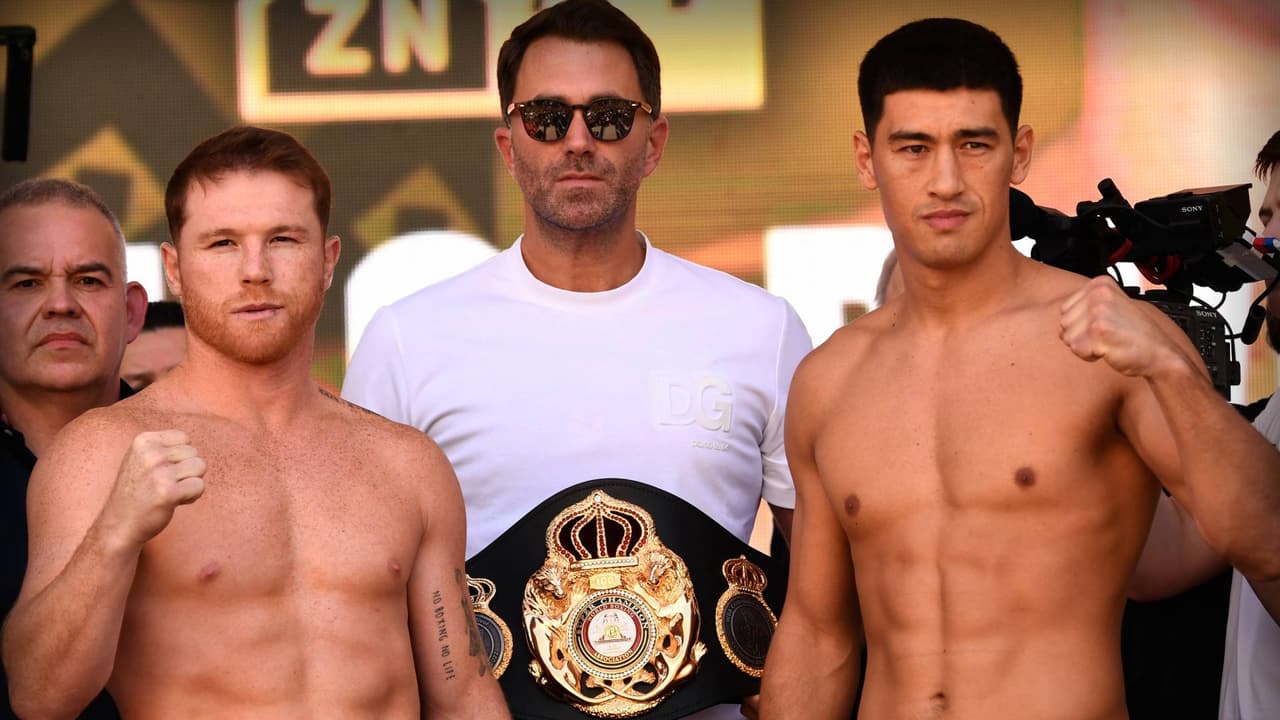 Saúl Canelo Álvarez y Dmitry Bivol en la ceremonia de pesaje previo a la pelea.