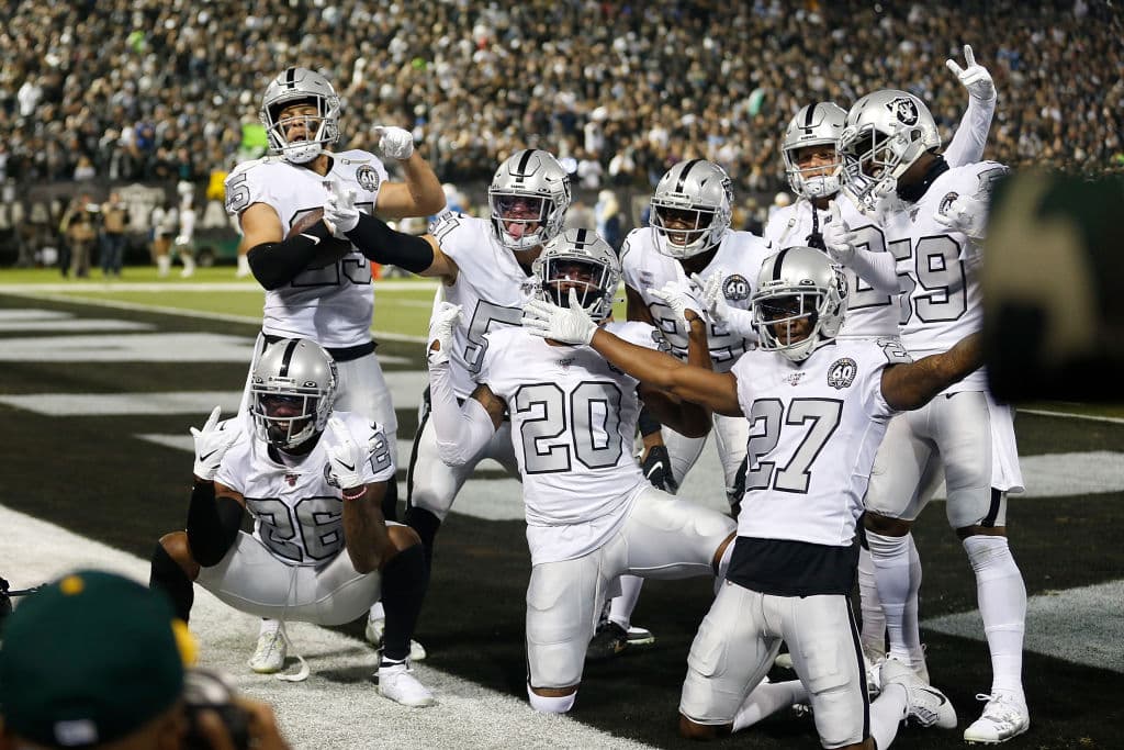 Los Ángeles Chargers 24-26 Oakland Raiders. Philip Rivers no pudo con la presión de Oakland, lo interceptaron tres veces.