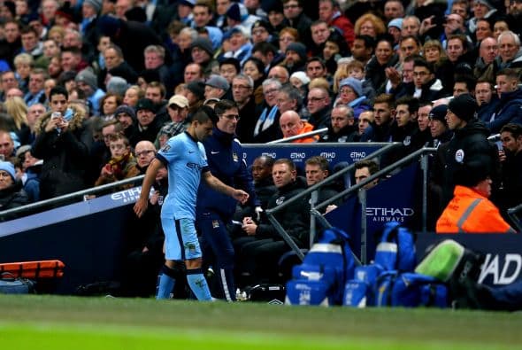 El delantero argentino del Manchester City Sergio Agüero, máximo goleador de la liga inglesa, se marchó lesionado a los cinco minutos de juego del encuentro ante el Everton. El internacional albiceleste sufrió un golpe en la rodilla izquierda y salió del terreno de juego acompañado del personal médico. Agüero tardó unos minutos en comprobar que no podía seguir jugando y no pudo contener las lágrimas al abandonar el césped del Etihad Stadium.