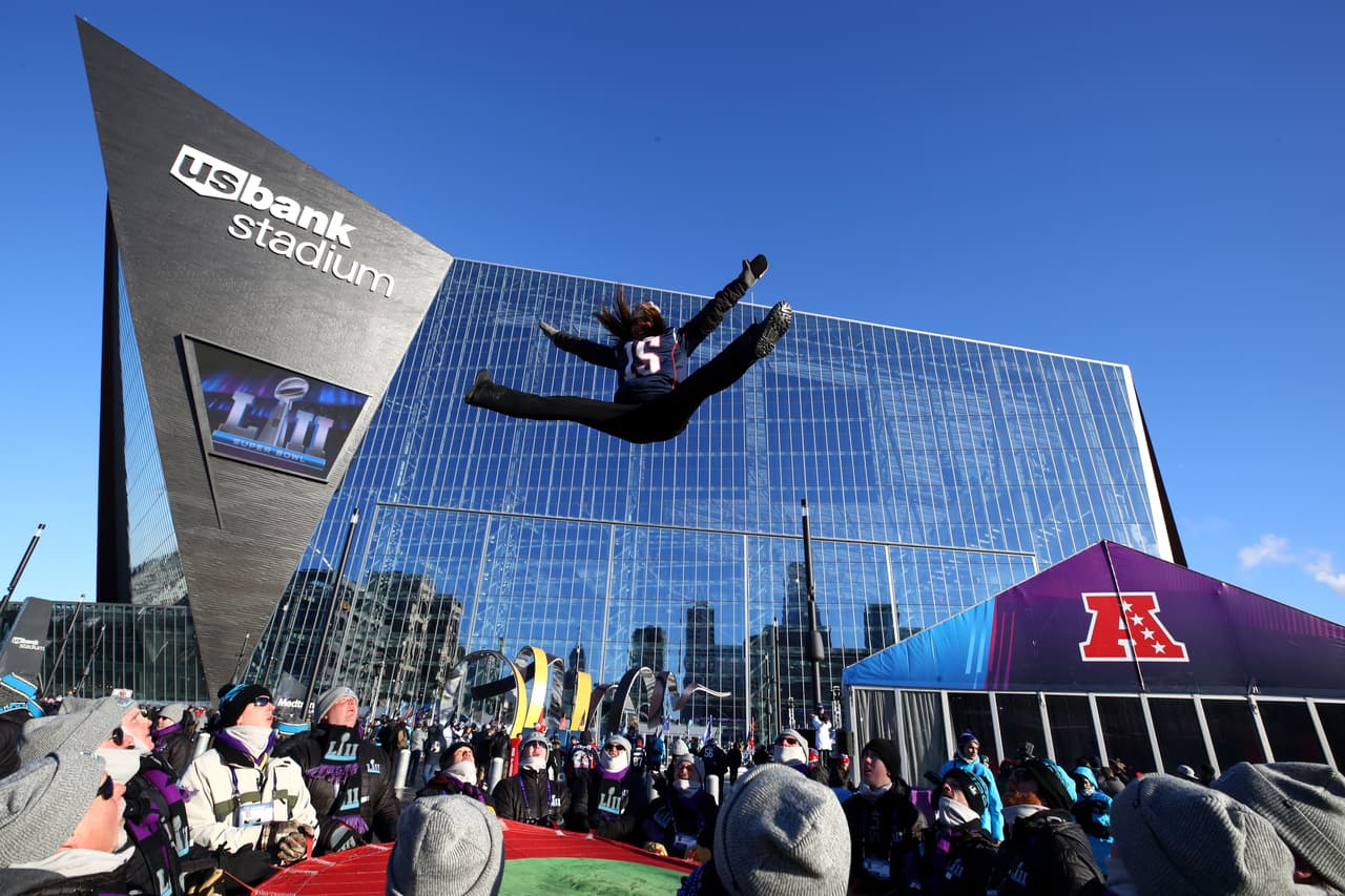 ¡Todo listo en el U.S. Bank Stadium para el Super Bowl LII! Los Patriots y los Eagles jugarán por el título de la NFL y ni siquiera las bajas temperaturas reducen la pasión de los miles de aficionados que ya están en el estadio.