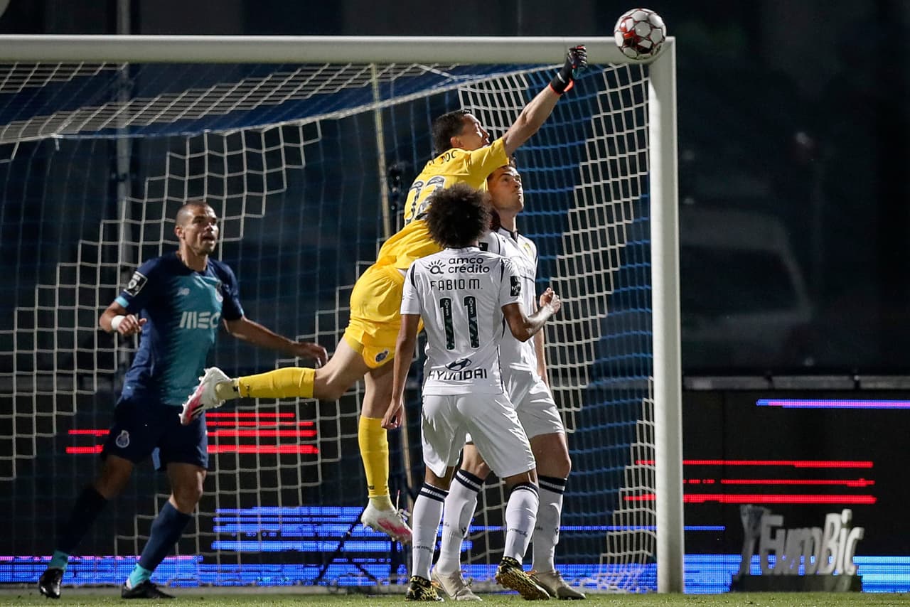 Agustín Marchesín debe salir del área chica para rechazar el balón y alejar el peligro de su área.