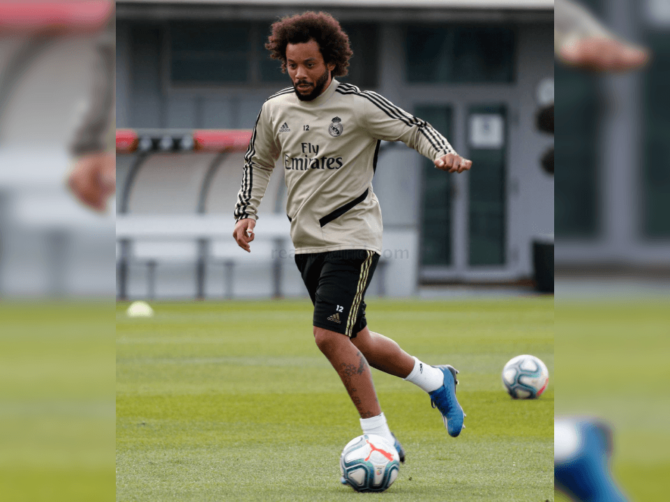 Los jugadores llevaron a cabo ejercicios individuales con y sin balón, divididos en dos turnos y en varios de los campos de futbol. Mariano y Jovic trabajaron en el interior de las instalaciones.