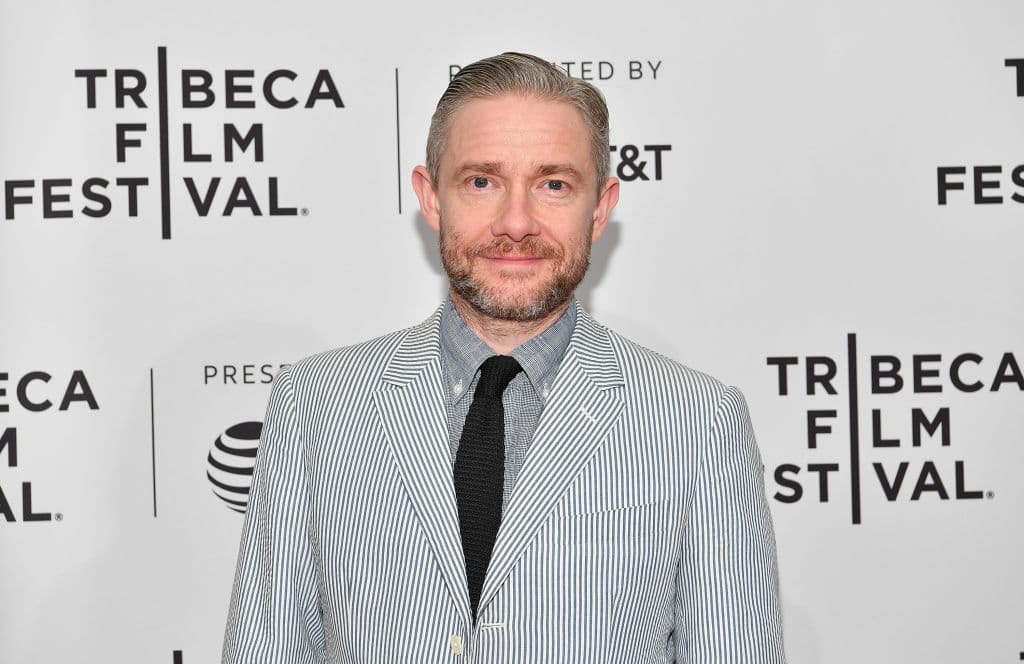 Un superpolicía londinense, de los que disparan a dos manos y saltan sobre el capó de los coches en marcha, es enviado a un pueblecito de la campiña inglesa que, en realidad, no es tan tranquilo como parece.
<br>