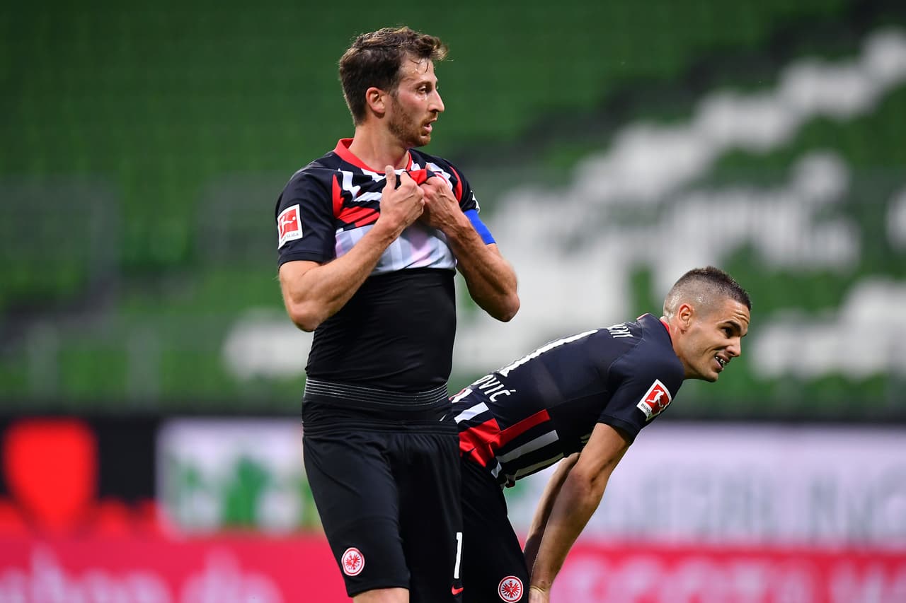 ¿Quién le pegará al balón, David Abraham o Mijat Gacinovic? Tiro libre para la visita.