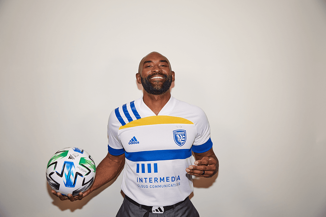 Marvell Wynne, leyenda de MLS, no perdió la oportunidad de estrenar esta camiseta.