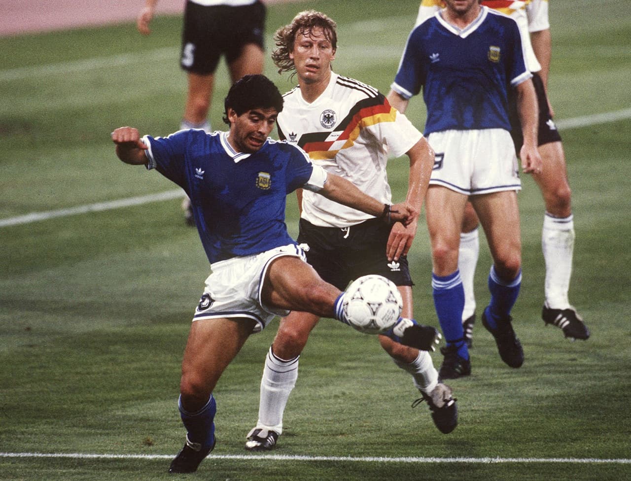 Luego llegó el Mundial de Italia 1990 y las miradas otra vez caían sobre él como posible héroe de Argentina en busca del bicampeonato.