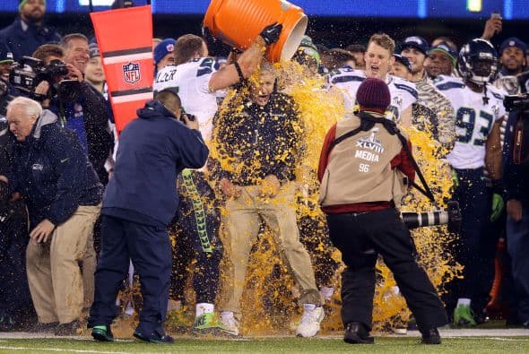 El momento de mojar a Pete Carroll.