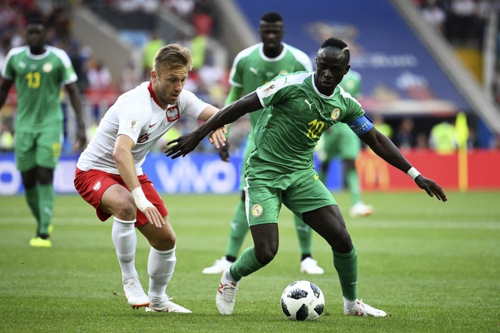 Sadio Mané de Senegal. El astro de la selección senegalesa tiene uno de los cortes de pelo más extraños. Por un lado muy corto y del otro una raya amarilla. Eso sí, lo hace inconfundible.