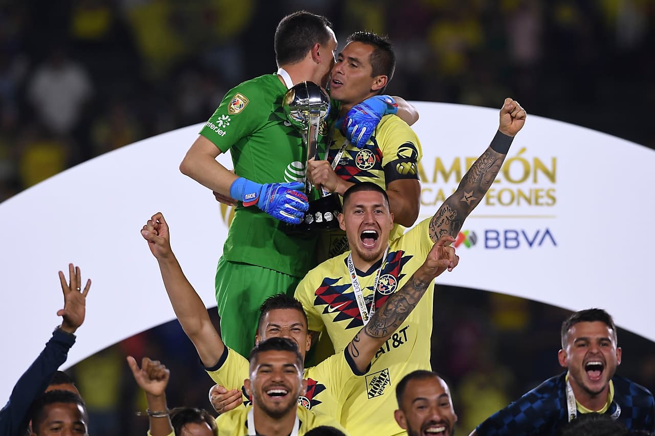 Así fueron los festejos del América luego de su angustiosa pero merecida victoria en penaltis para definir al Campeón de Campeones de la Liga MX ante Tigres en Carson, California. Agustín Marchesín fue el héroe americanista al atajar varios penaltis y anotar el de la victoria para el equipo de Miguel Herrera. Vaya manera de celebrar por parte de los jugadores azulcremas.