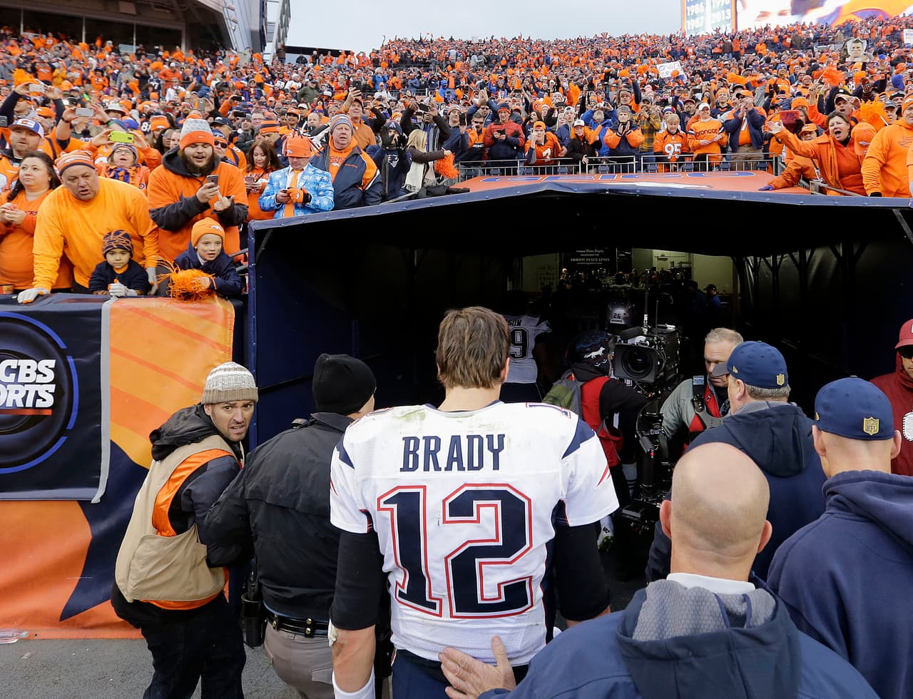 2.- Con la derrota de los Patriots ante los Broncos, el quarterback TOM BRADY empeoró su marca a 2-7 en su carrera en Denver incluyendo postemporada (peor récord contra cualquier equipo en la NFL) y ha perdido sus tres juegos de playoff en la 'Ciudad de la Milla Alta'.