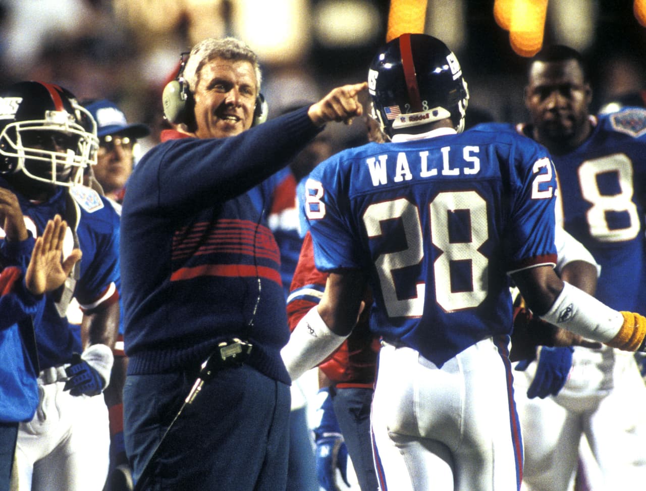 El único otro head coach en llevar a dos equipos al Super Bowl que luego se enfrentarían sin su presencia fue BILL PARCELLS, quien llevó a los New York Giants y a los New England Patriots el juego por el Trofeo Lombardi y ambas franquicias se vieron después las caras en las ediciones XLII y XLVI, aunque Parcells ya no estaba en activo como entrenador en jefe.