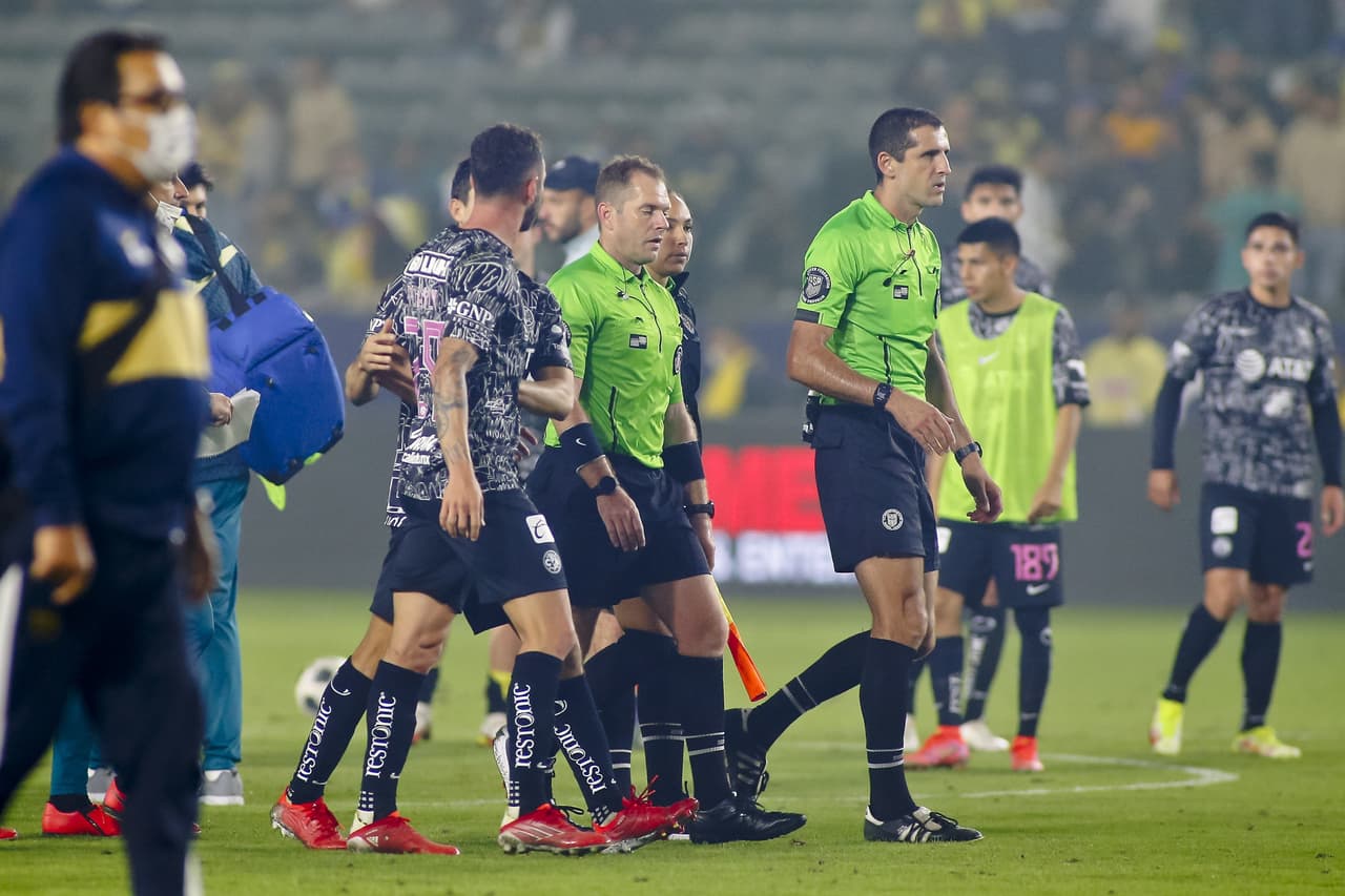 Layún denuncia racismo; "Pin$% mexicano", habría sido el insulto