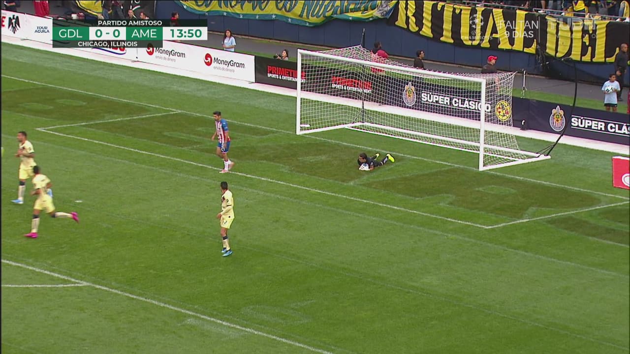 Óscar Jiménez impide el primer gol de Chivas