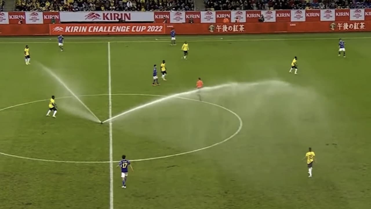Prenden aspersores en pleno partido entre Japón y Ecuador