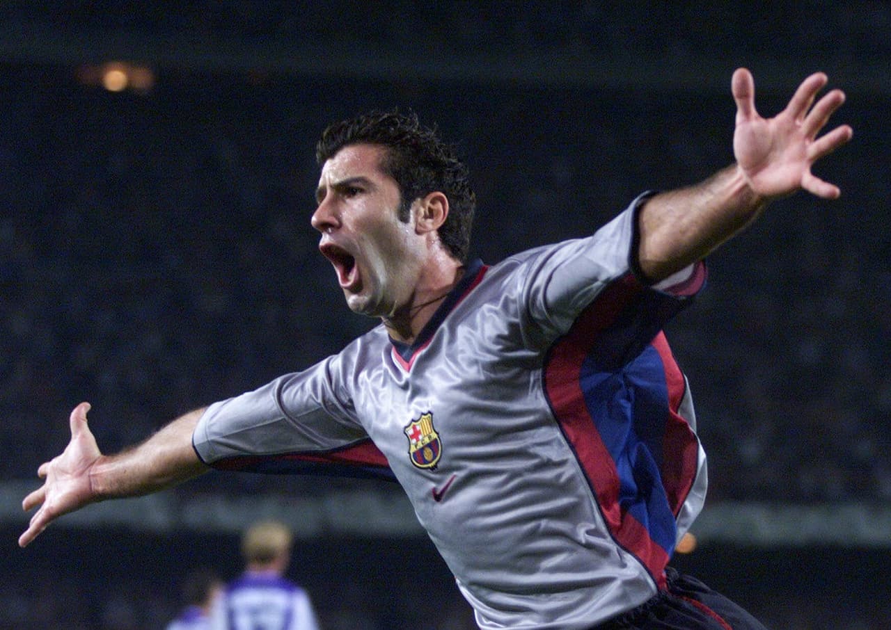 Luis Figo ocupa la tercera posición, pues se fue al Real Madrid por 60 millones de euros.