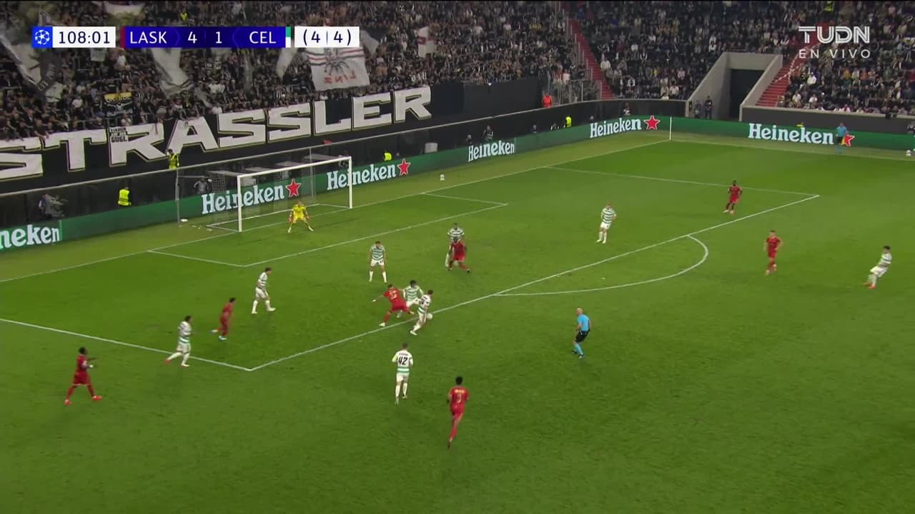 ¡GOL!  anota para LASK. Samuel Adeniran