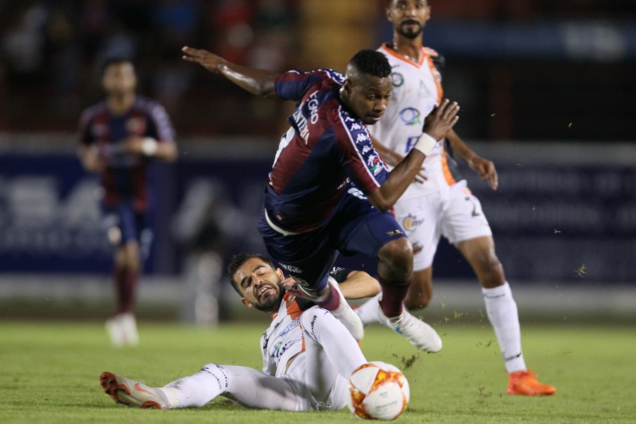 SIn embargo, al acercarse el final del cotejo, el duelo se comenzó a friccionar, a calentar más de la cuenta. Flavio Jesús Santos fue expulsado a los 87 minutos dejando a los oaxaqueños diezmados.