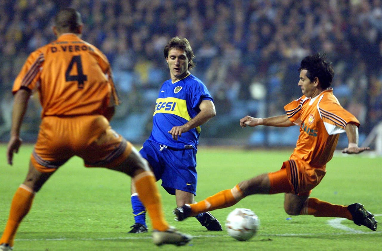 Jugando con Cobreloa de Chile, Verón eliminó a los Pumas de la Libertadores 2003. Hugo Sánchez le echó el ojo y lo llevó a Ciudad Universitaria.