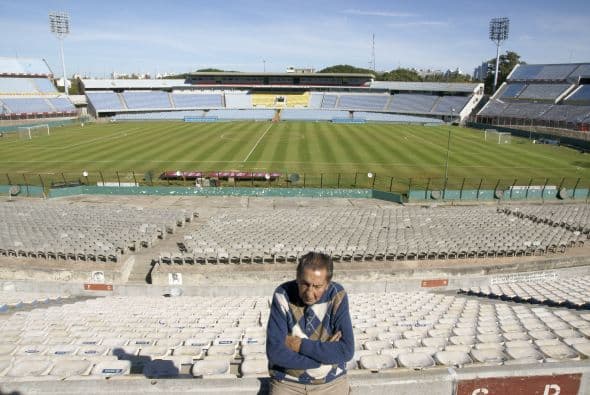 Juan Schiaffino, a pase precisamente de Ghiggia, igualó el marcador a los 66’ y si eso no bastaba Ghiggia que corría la banda derecha como un demonio, se coló por ahí y disparó al primer poste. El arquero Barbosa no alcanzó el balón.