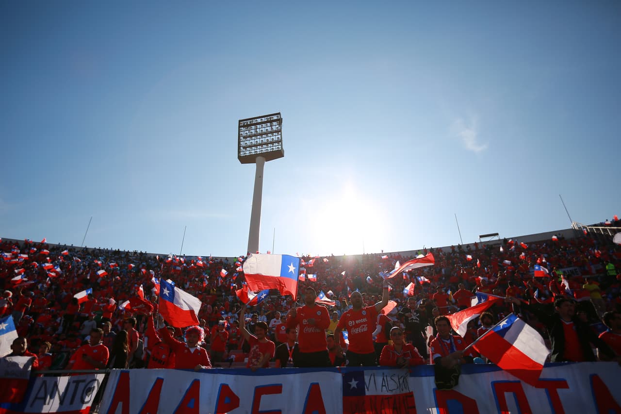 La afición chilena se tiñó de rojo para hacer vibrar a sus jugadores e inspirarlos a levantar la Copa y conquistar la cima del continente por primera ocasión en su historia.