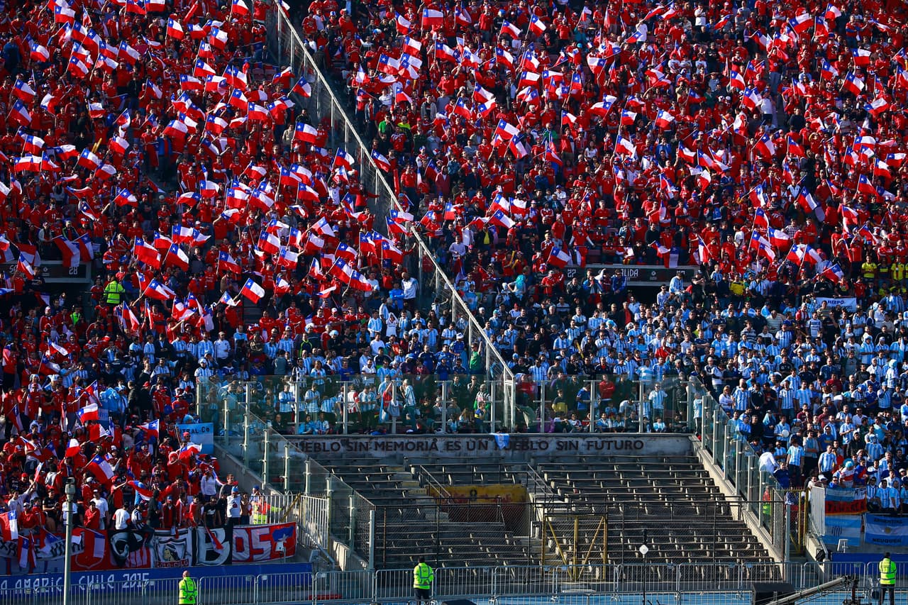 La afición chilena se tiñó de rojo para hacer vibrar a sus jugadores e inspirarlos a levantar la Copa y conquistar la cima del continente por primera ocasión en su historia.