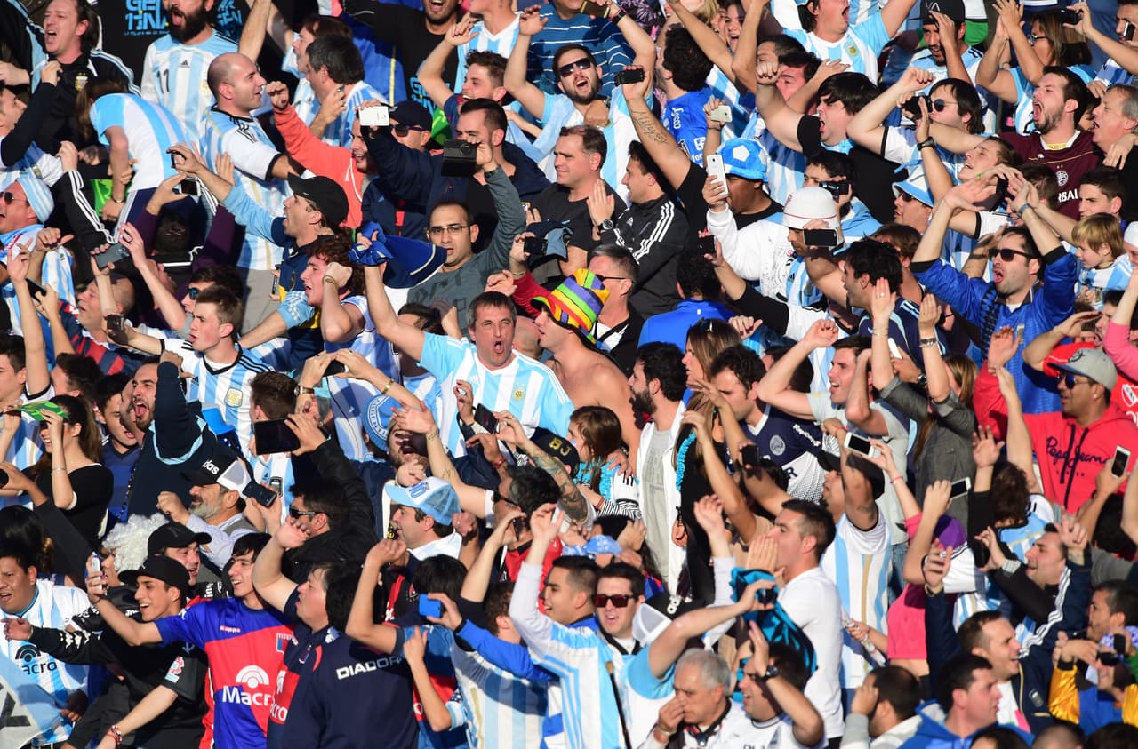 La hinchada no podía faltar a la cita donde Argentina busca alzarse en lo más alto de la Copa América con las esperanzas depositadas en Messi y compañía.